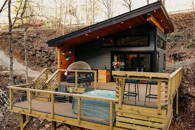 Image de Magical treehouse cabin in Todd w/ private swimming hot tub, 6 acres, Ac, WiFi
