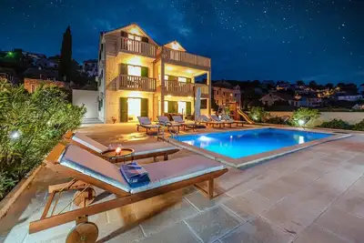 Image de Villa de luxe près de la mer et avec la piscine Splitska, Brac (K-23815)