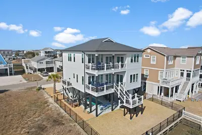 Image de \"This Shore Beats Work\" 4 bedroom, 4 bath, 2 half bath canal home with a Pool!