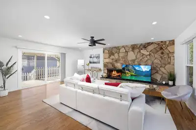 Image de Spacious Modern Home Minutes to Disneyland