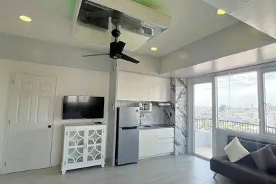 Image de Modern apartment with Ac, WiFi, fitness room, ideal for remote work.