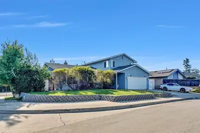 Image de 10 minutes drive to the beach, 2 master suites and No Bunk Beds. 2 mins off hwy.