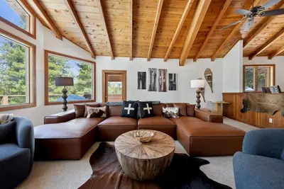 Image de Martis Vista: 6 Bedroom, 9 Beds, Game Room with Pool Table, Hoa Pool + Hot Tub, 85\" Tv, Views