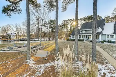 Image de Waterfront Home w/ Dock on Lake Gaston!