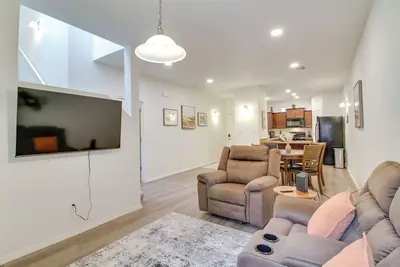 Image de 3 Mi to Downtown: Wfh-Friendly Abq Townhome!