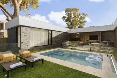 Image de Poolside Retreat, Top Notch