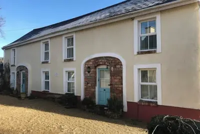 Image de The Coach House - Terraced Cottage for 5 in the heart of Wicklow!