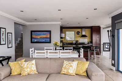 Image de Charis à Théo - Détendez-vous avec style dans cette maison de vacances de 3 chambres à Langebaan