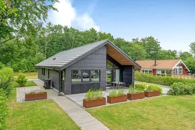 Image de Luxury lake house with activities for.