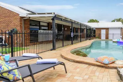 Image de The Poolside Escape, Top Notch