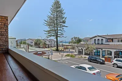 Image de Sun Soaked - Live the Lennox Village Lifestyle