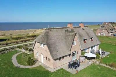 Image de Fantastic semi-detached house under thatch.
