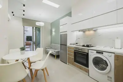 Image de Central Apts. for Large group with Parking & Yard