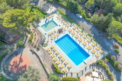 Image de Bungalow dans résidence de vacances avec piscine