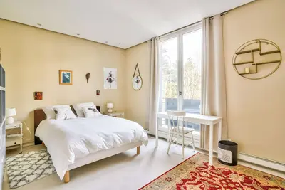 Image de Elegant six-bedroom villa of 350 m2 with garden.
