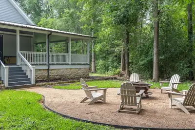 Image de Jump Into Summer w/New Pool & Pickleball Court | Cummins Creek Retreat + Cottage