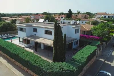 Image de A Luxurious Oasis Near the Beach