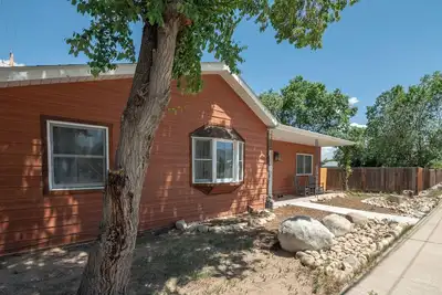 Image de 4 Bed/1 Bath - 2 blocks to town!