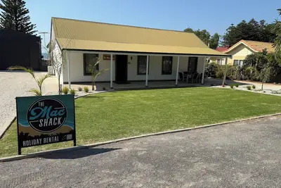 Image de The Mac Shack- 4 bedroom beachfront holiday home with sea views!