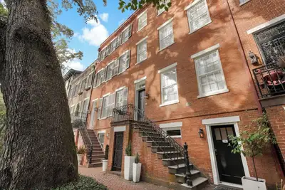 Image de Luxury Collection on Whimsical Jones Street w/ Parking by Lucky Savannah