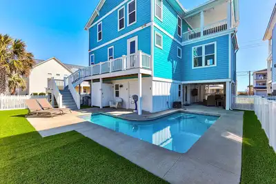 Image de Sf214: Endless Summer – Updated, Spacious Home with Private Pool and Ocean Views