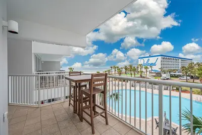 Image de G306 Gulf-view 2br+ bunk room w/ chic décor & free beach service