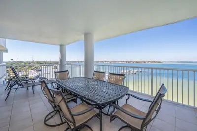 Image de H602 Top-Floor 3br Bayfront Condo | Stunning Views | Free Beach Service!
