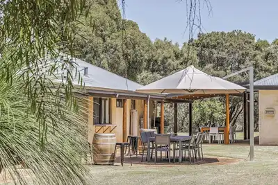 Image de Fabulous Rural Escape Set On A Peaceful Landscape Of Natural Bushland