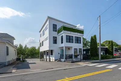 Image de Spacious & modern 5-bedroom house, steps to ocean in charming Old Orchard Beach