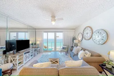 Image de Stunning, Remodeled Gulf Front 2br condo sleeps 4 balcony heart of Destin!