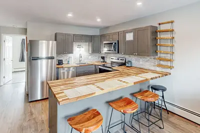 Image de Charming condo with stunning mountain views, full kitchen, and cozy living space