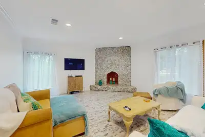 Image de Dog-Friendly home with spacious living and dining room, close to the beach