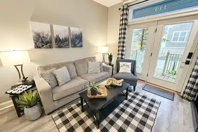 Image de New! Seneca 113: Private Entrance, Hot Tub, Heated Garage, Sleeps 6!