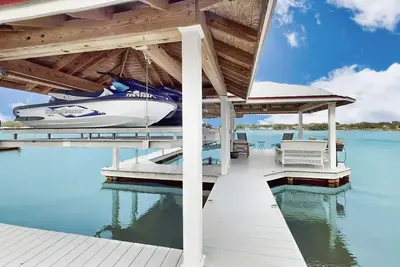 Image de Spacious lakefront house with private dock, gas grill, deck and patio