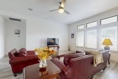 Image de Comfortable, spacious home close to shopping in a quiet neighborhood