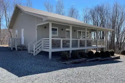 Image de Cozy 2-bedroom cabin in charming Newland with heat and Ac, as well as WiFi.