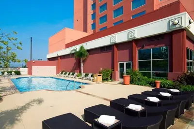 Image de Modern Room in Embassy Suites Anaheim South – Comfort & Convenience Near Disney