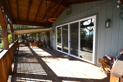 Image de Ledge House-Lake Area