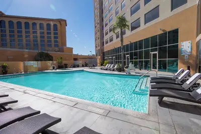 Image de 3 Relaxing Pet-friendly Suites near Local Attractions - with Onsite Pool!