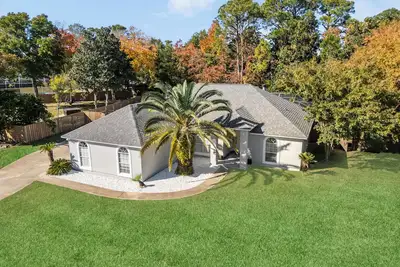Image de Coastal Escape in Gulf Breeze! 3br w/ Pool, Putting Green & Fire Pit