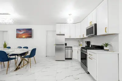 Image de 5 Bedroom, no steps, Huge outdoor space, by train!