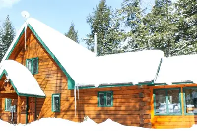 Image de 4-Season Private Log Cottage on Kawagama Lake, fireplaces, sunroom, dock, Wifi