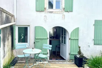 Image de Maison Rhétaise  au coeur du village, proche plage et commerces.
