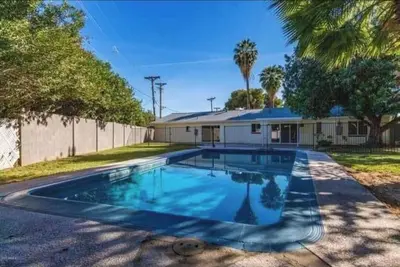 Image de Phoenix Spacious 4-bedroom house W/Pool in awesome Arcadia with Ac and Free WiFi
