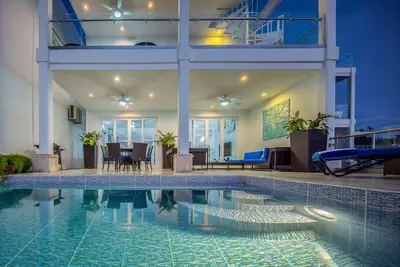 Image de 4-Bedroom Oceanview Villa | Private Pool & Yard