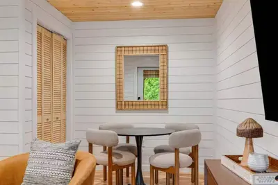 Image de Designer Cabin | Hot Tub | 20 Mins to Hatley Point