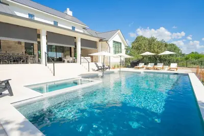 Image de Luxury Lake Retreat w Pool & Spa