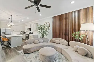 Image de Tranquil 3br Townhome with Porch, Office & Pool Access Near Auburn