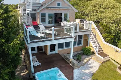 Image de Large beachfront  home with panoramic views and A. C. and hot tub.