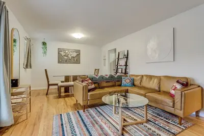 Image de Massive House 10 Minutes From Downtow, King Beds, Hot Tub, Pool Table, 70in TVs!